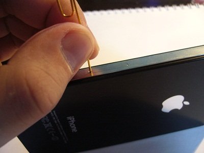 Du må klikke på det lille, pene hullet på siden av iPhone, så åpnes kontakten, som bare er fokusert på det faktum at den vil inneholde et SIM-kort